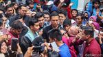 Blusukan ke Warakas, Gibran Bagi-bagi Buku