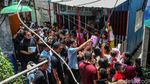 Blusukan ke Warakas, Gibran Bagi-bagi Buku