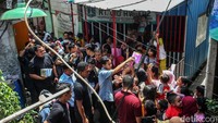 Gibran membagikan buku di Warakas, Jakarta Utara, Selasa (16/1/2024).
