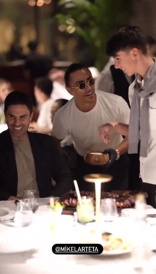 Bos Arsenal Makan Malam di Restoran Salt Bae, Berakhir dengan Hujatan The Gooners