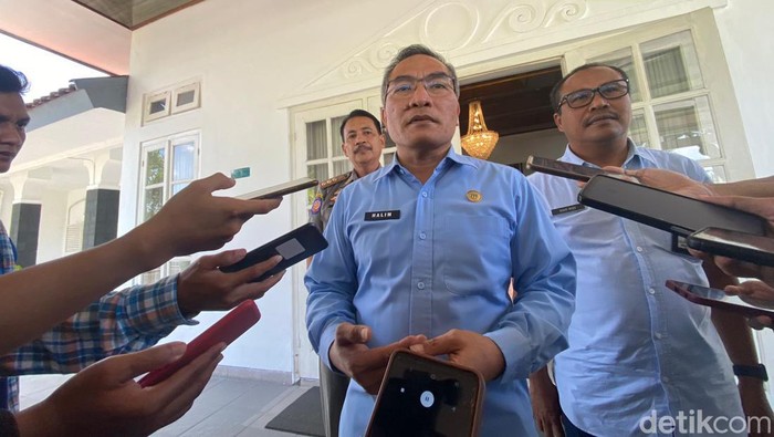 Bupati Bantul, Abdul Halim Muslih saat memberikan keterangan di rumah dinas Bupati, Trirenggo, Bantul, Selasa (16/1/2024).