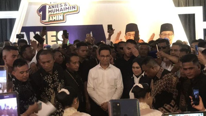 Capres Anies Baswedan saat melakukan kunjungan di Islamic Centre Ambon, Senin. (ANTARA/Winda Herman)