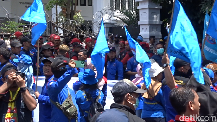 Demo buruh di depan Kantor DPRD Jabar.
