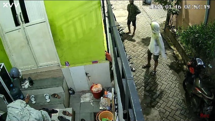 Dua pencuri motor milik warga Tambak Asri Morokrembangan Surabaya terekam CCTV