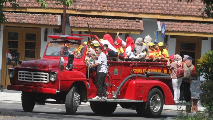 Seorang guru mempraktekkan cara menyelamatkan korban dalam kegiatan Edukasi Penanggulangan Bencana Kebakaran di Markas Pemadam Kebakaran Kota Malang, Jawa Timur, Selasa (16/1/2024). Kegiatan tersebut diadakan untuk memberikan edukasi mengenai langkah-langkah penanganan bencana kebakaran sekaligus pengenalan profesi Pemadam Kebakaran kepada sekitar 80 siswa Taman Kanak-kanak. ANTARA FOTO/Ari Bowo Sucipto/foc.