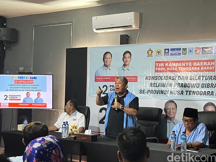 Fahri Hamzah saat memimpin konsolidasi Tim Kampanye Daerah (TKD) dan relawan Prabowo-Gibran Provinsi Nusa Tenggara Barat (NTB) di Mataram, Selasa (16/1/2024). (Foto: Helmy Akbar/detikBali)