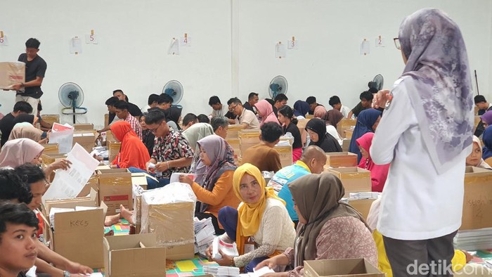 Foto: Petugas lipat dan sortir surat suara di KPU Pekanbaru (Raja Adil Siregar)