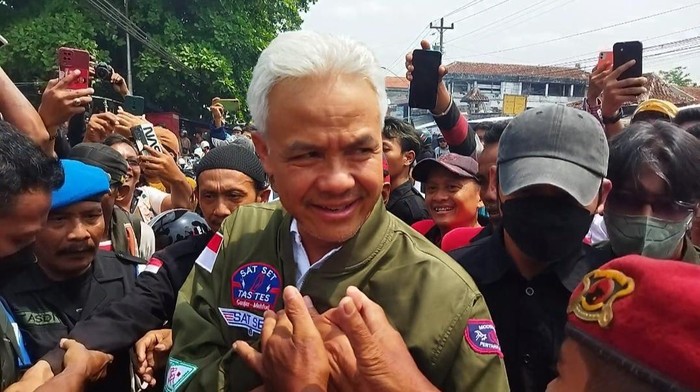 Ganjar Blusukan ke Pasar Kajen di Pekalongan Pakai Vespa (Kurniawan Fadilah-detikcom)