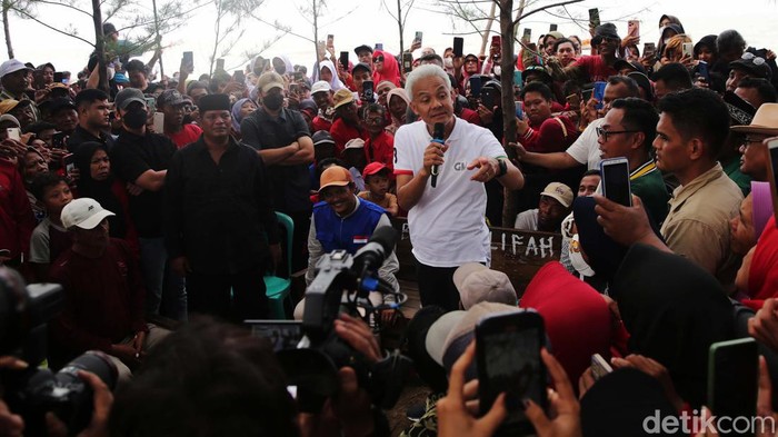 Calon Presiden nomor urut 3 Ganjar Pranowo mengunjungi Pekalongan, Jawa Tengah, Selasa (16/1/2024). Ganjar bertemu dan mendengarkan keluhan nelayan.