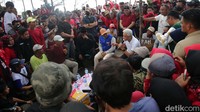 Salah satu nelayan bernama Kastolani mengatakan harga ikan ini anjlok karena ikan banyak impor.