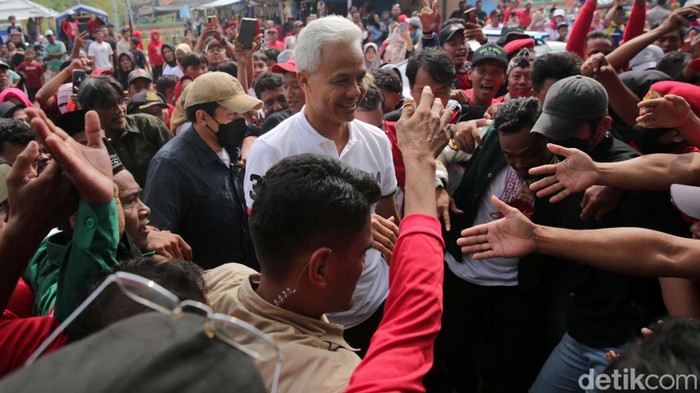 Ganjar Pranowo Dengarkan Keluhan Nelayan Pekalongan Calon Presiden nomor urut 3 Ganjar Pranowo mengunjungi Pekalongan, Jawa Tengah, Selasa (16/1/2024). Ganjar bertemu dan mendengarkan keluhan nelayan.