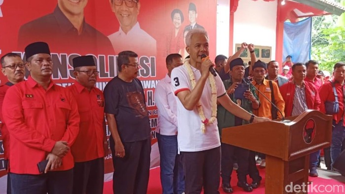 Ganjar Pranowo di Kantor DPC PDIP Kabupaten Pekalongan, Selasa (16/1/2024).