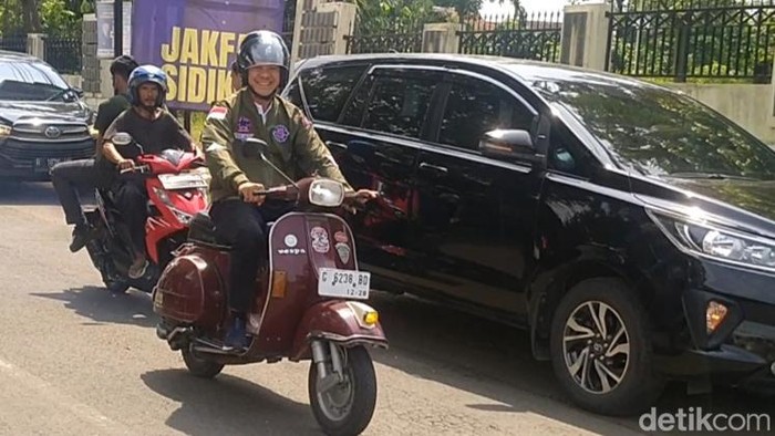 Capres Ganjar Pranowo naik vespa.