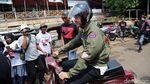 Gaya Ganjar Naik Vespa Merah Blusukan ke Pasar Kajen Pekalongan