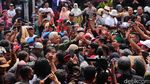 Gaya Ganjar Naik Vespa Merah Blusukan ke Pasar Kajen Pekalongan