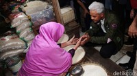 Ganjar menyalami dan berdialog dengan pedagang Pasar Induk Kajen.  