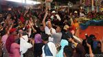 Gaya Ganjar Naik Vespa Merah Blusukan ke Pasar Kajen Pekalongan