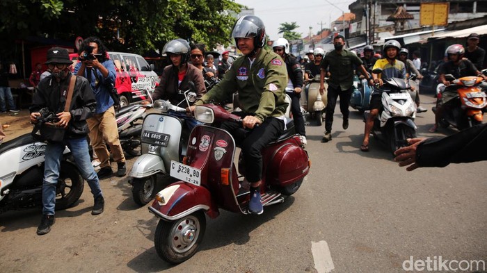 Gaya Ganjar Naik Vespa Merah ke Pasar Kajen Pekalongan Calon Presiden nomor urut 3, Ganjar Pranowo melakukan blusukan ke Pasar Induk Kajen, Kabupaten Pekalongan, Jawa Tengah, Selasa (16/1/2024). Ganjar datang mengenakan motor vespa berwarna merah lengkap dengan jaket bomber hijau dan kemeja dalam putih serta helm berwarna hitam.