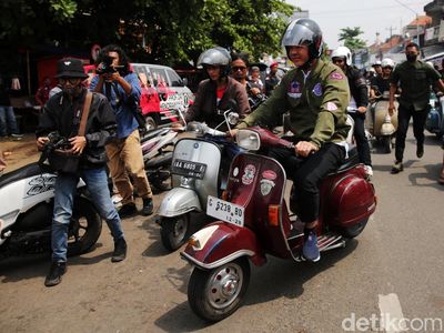 Gaya Ganjar Naik Vespa Merah Blusukan ke Pasar Kajen Pekalongan