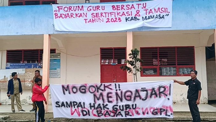 Guru di Mamasa mogok mengajar.