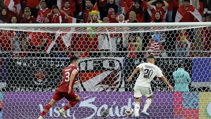 Iraqs midfielder #20 Osama Rashid scores his teams second goal during the Qatar 2023 AFC Asian Cup Group D football match between Indonesia and Iraq at the Ahmad bin Ali Stadium in Al-Rayyan, west of Doha on January 15, 2024. (Photo by KARIM JAAFAR / AFP)