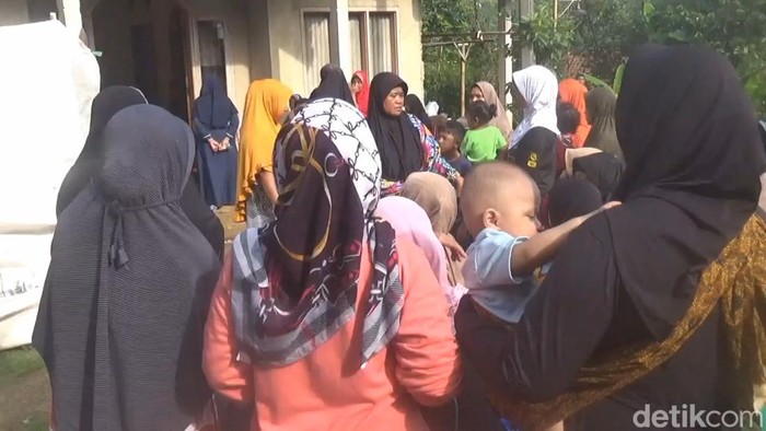 Isak tangis keluarga korban kebakaran karaoke di Tegal.