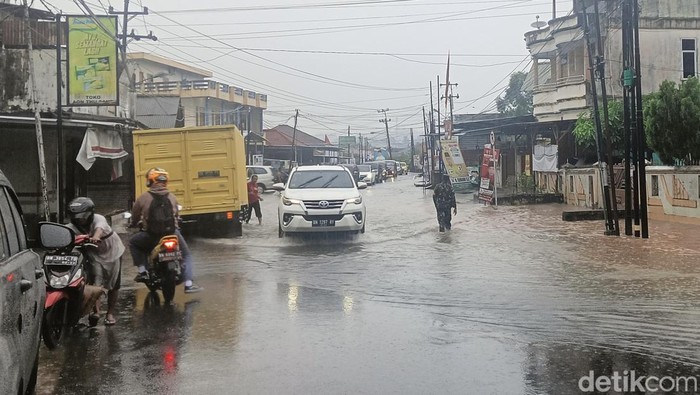 Jalan di Kampung Bintang, Kota Pangkalpinang yang merupakan titik rawan banjir.