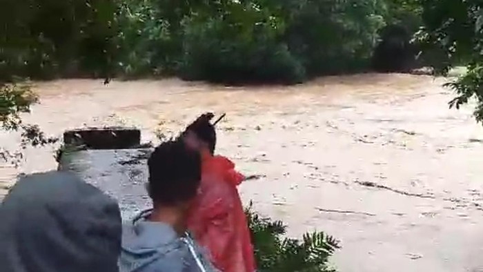 Jembatan gantung di Maros putus diterjang arus Sungai Walanae.