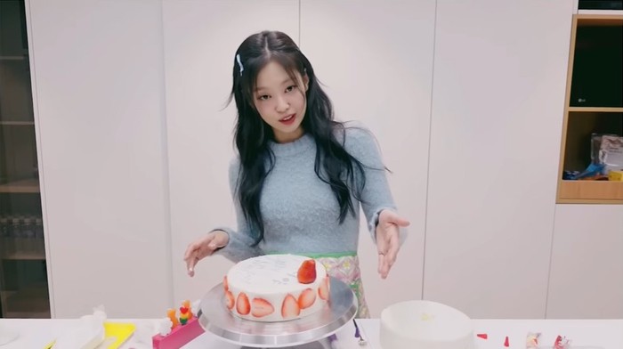 Jennie BLACKPINK bikin kue di hari ulang tahunnya