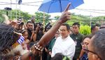 Kampanye di Sorong, Anies Dikalungi Kain Timor