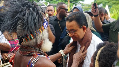 Kampanye di Sorong, Anies Dikalungi Kain Timor
