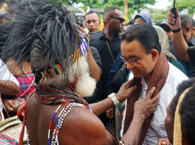 Kampanye di Sorong, Anies Dikalungi Kain Timor