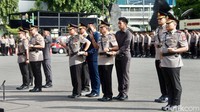 Dalam upacara sertijab ini, para pejabat diambil sumpah. 
