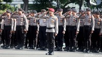 Personel Polri memberikan penghormatan saat mengikuti upacara serah terima jabatan Kabid Humas hingga 3 Kapolres di Polda Metro Jaya. 