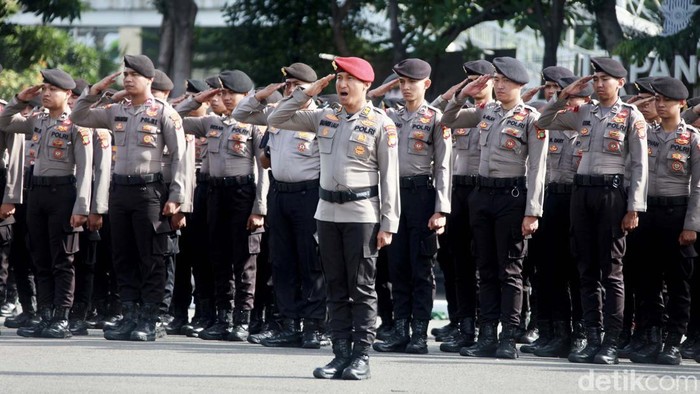 Kapolda Metro Jaya Pimpin Sertijab Kabid Humas hingga 3 Kapolres Polda Metro Jaya melaksanakan upacara serah-terima jabatan sejumlah perwira pejabat utama pagi ini. Sertijab dipimpin Kapolda Metro Jaya Irjen Karyoto. Upacara serah-terima jabatan (sertijab) berlangsung di Lapangan Presisi Polda Metro Jaya, Selasa (16/1/2024).