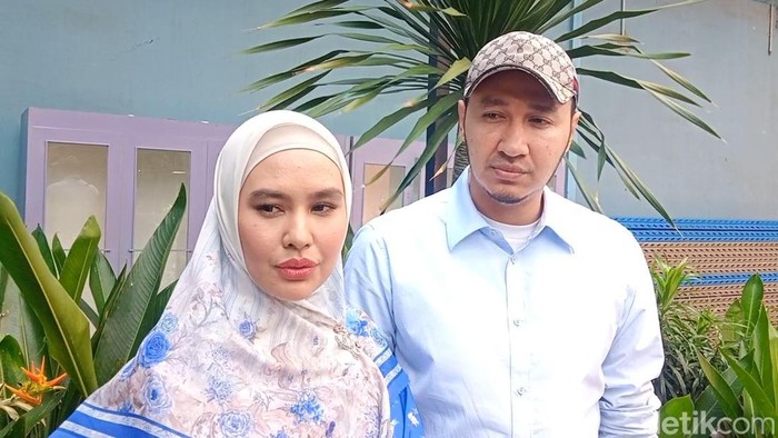Kartika Putri dan suami saat ditemui di studio Trans TV.