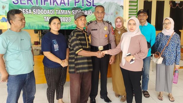 Kasus Tetangga Lempar Batu dan Genting ke Rumah di Sidoarjo Kasus tetangga melempar batu dan genting ke rumah di Sidoarjo berujung damai. Pelaku yang merupakan paman korban meminta maaf dan tidak akan mengulanginya.