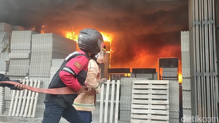 Kebakaran toko material di Cianjur