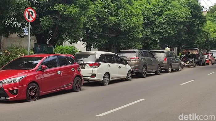Kendaraan roda 4 digembosi ban oleh Dishub Palembang karena parkir liar.