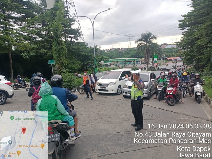 Kepadatan lalin di kawasan GDC, Depok, pada Selasa (16/1/2024)-(Devi/detikcom)