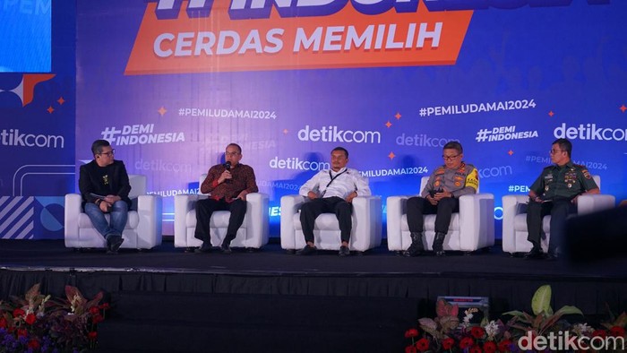 Ketua KPU Sumut Agus Arifin memberikan pemaparan dalam acara #Demi Indonesia Cerdas Memilih di Medan. (Tim detikSumut)