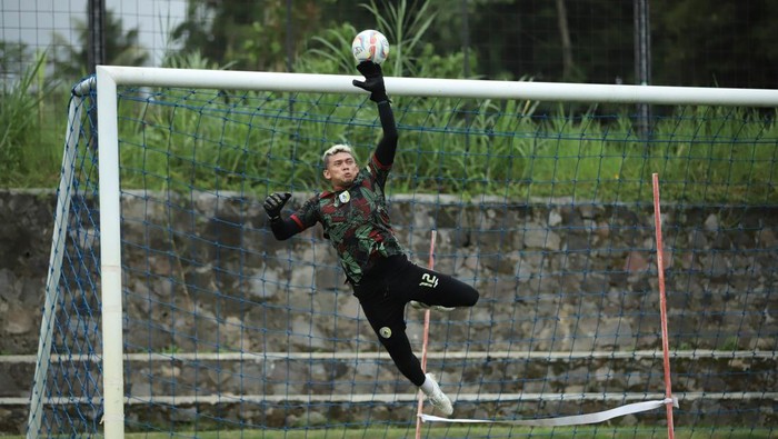 Kiper PSS Sleman, Muhammad Ridwan saat sesi latihan di Lapangan Pakembinangun, Sleman, Selasa (16/1/2024).