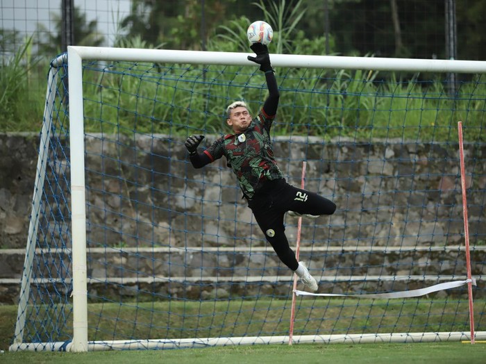 Kiper PSS Sleman, Muhammad Ridwan saat sesi latihan di Lapangan Pakembinangun, Sleman, Selasa (16/1/2024).