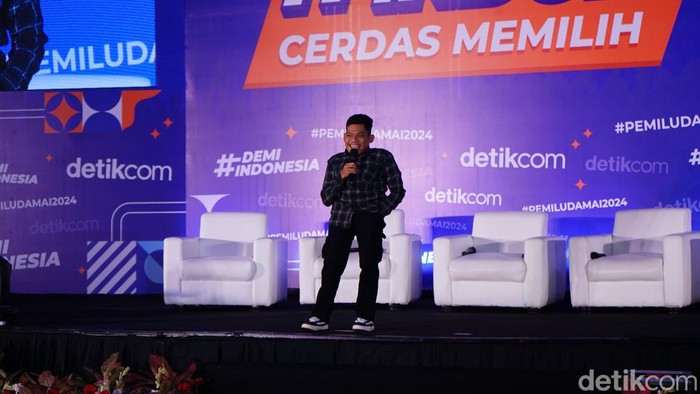 Komika Joel Purba saat menghibur peserta #Demi Indonesia Cerdas Memilih di Medan. (Tim detikSumut)