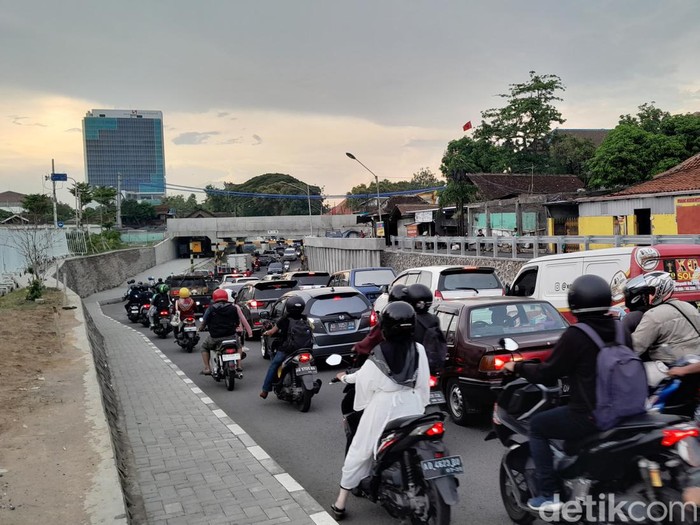Kondisi lalu lintas di sekitar Viaduk Gilingan, Kota Solo, pukul 16.37 WIB, Selasa (16/1/2024).