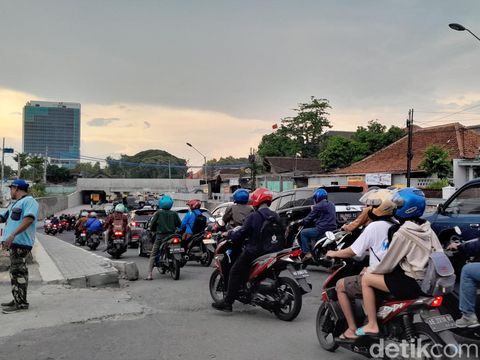 Kondisi lalu lintas di sekitar Viaduk Gilingan, Kota Solo, pukul 16.37 WIB, Selasa (16/1/2024).