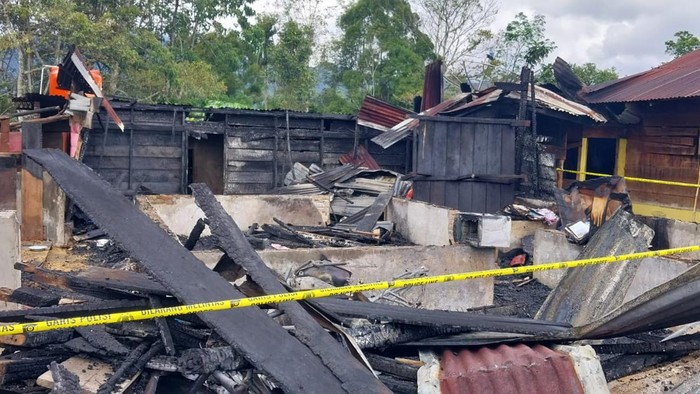 Kondisi rumah warga di Taput yang terbakar. (Foto: Dok. Polres Taput).