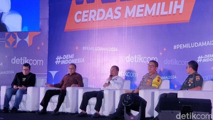 Koordinator Divisi Hubungan Masyarakat, Data, dan Informasi Bawaslu Sumut, Saut Boangmanalu memberikan pemaparan di acara #Demi Indonesia Cerdas Memilih di Medan (Goklas Wisely/detikSumut).
