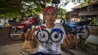Kerajinan miniatur motor jadul berbahan limbah pipa paralon tersebut dijual seharga Rp150 hingga Rp250 ribu per buah dan dipasarkan melalui media sosial.
