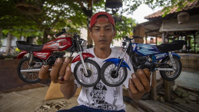 Perajin memproduksi miniatur motor jadul di desa Larangan, Kecamatan Lohbener, Indramayu, Jawa Barat, Senin (15/1/2024). Kerajinan miniatur motor jadul berbahan limbah pipa paralon tersebut dijual seharga Rp150 hingga Rp250 ribu per buah dan dipasarkan melalui media sosial. ANTARA FOTO/Dedhez Anggara/nz.